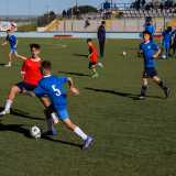 Nel frattempo i ragazzi si stanno sfidando sul campo. Ci colpisce il giovane che indossa la maglia azzurra numero 5 che riesce a scartare con grande facilit� uno, due, tre avversari fino ad arrivare alla conclusione